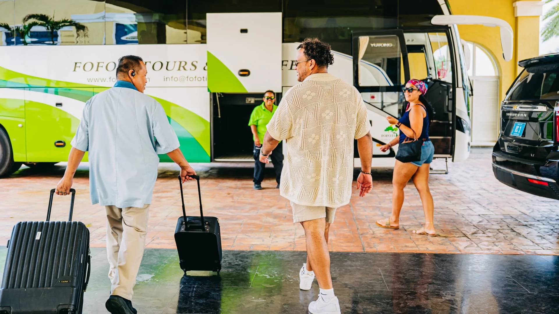 Passengers with luggage walking to a Fofoti coach
